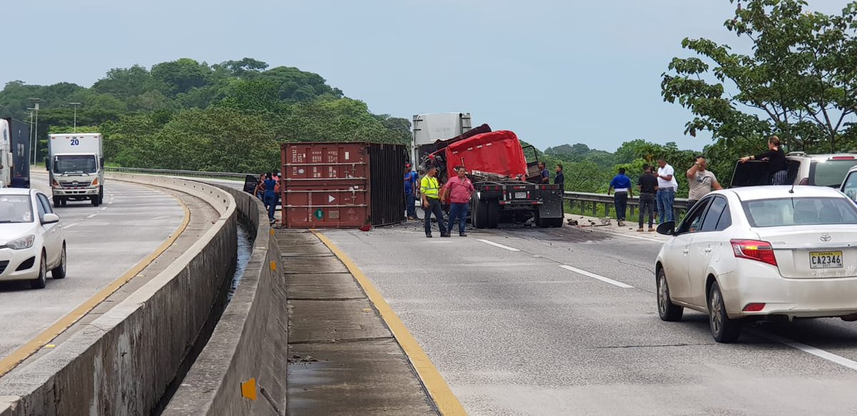 Autopista Panamá Colón: Camión se vuelca y deja una persona herida