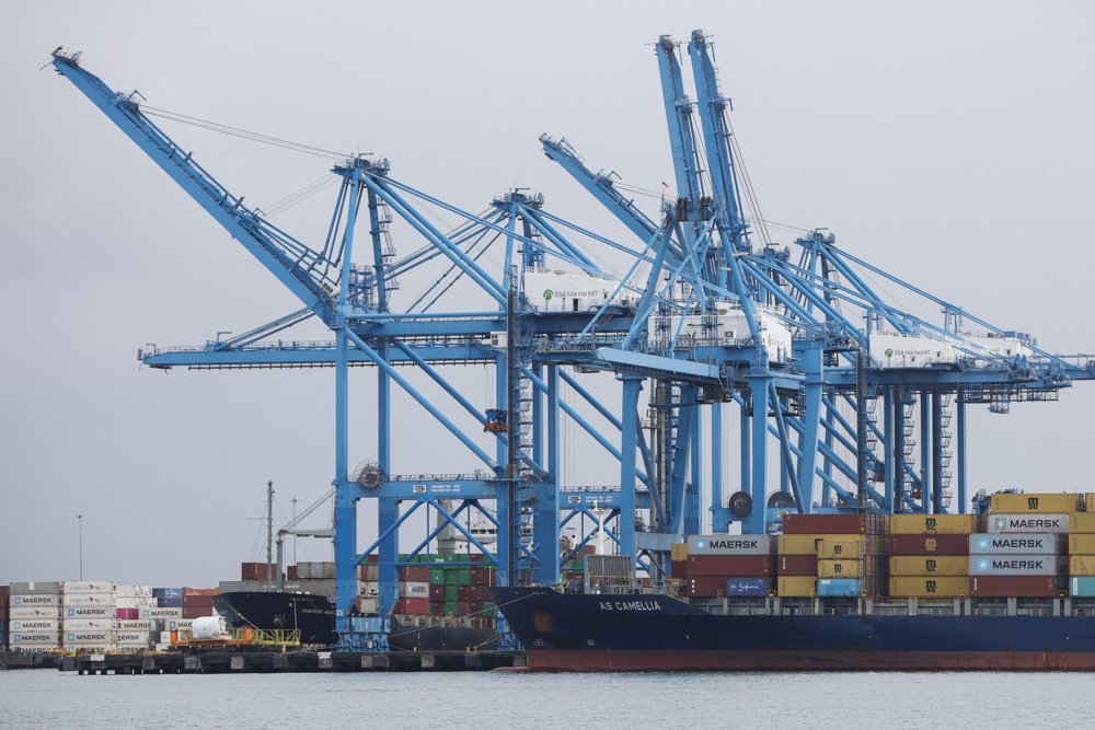 Hutchison defiende legalidad de la venta de puertos panameños pese a críticas de China